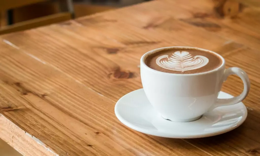 Symbolfoto von 5min.at: Tasse mit frischem Kaffe steht auf dem Tisch.