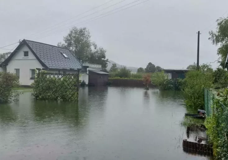 Symbolfoto von 5min.at: Nachbarschaft überflutet wegen Hochwasser in Klagenfurt