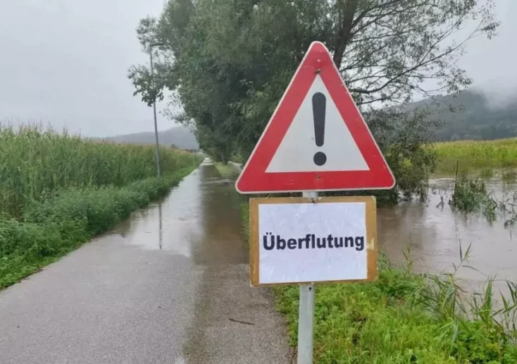 Symbolfoto von 5min.at: Weg versperrt wegen Hochwasser in Klagenfurt