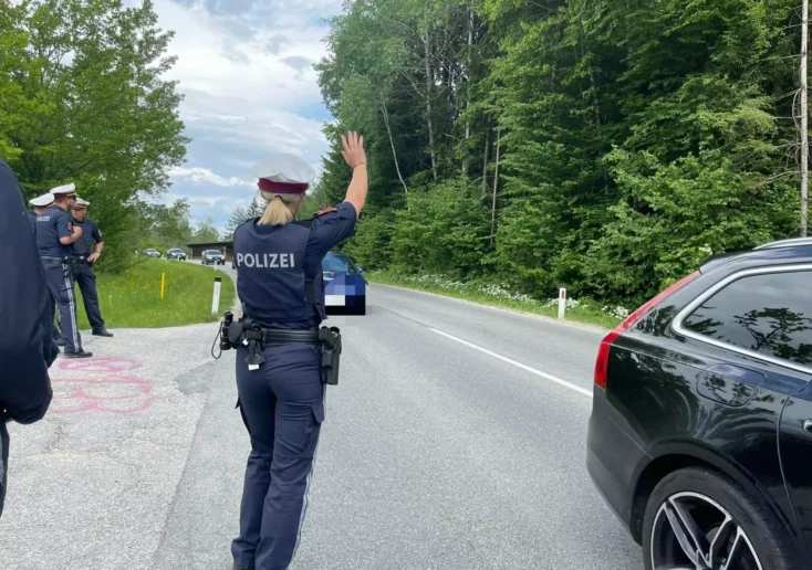 Symbolfoto zu einem Beitrag von 5min.at: Polizisten kontrollieren den Verkehr