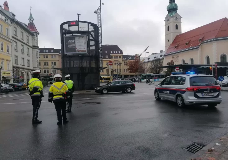 Symbolfoto zu einem Beitrag von 5min.at: Polizisten im Einsatz beim Heiligengeistplatz in Klagenfurt
