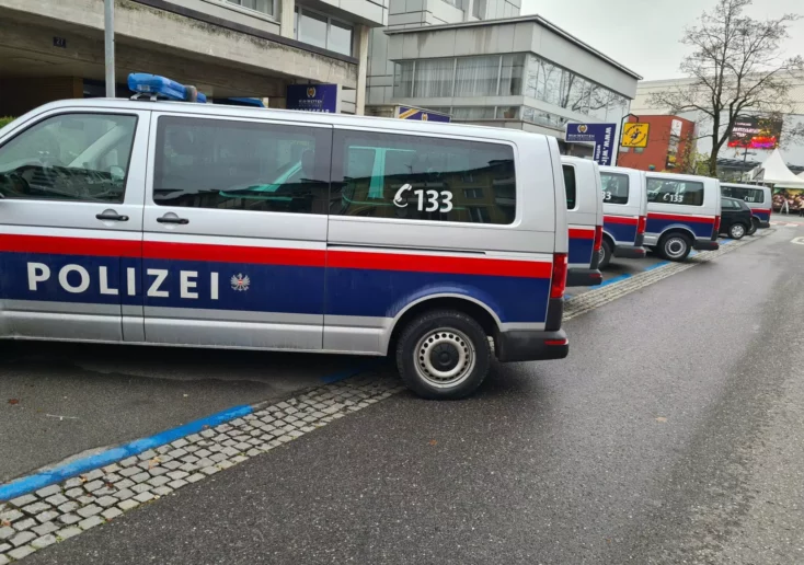 Symbolfoto zu einem Beitrag von 5min.at: Klagenfurter Polizeistreifen parkend