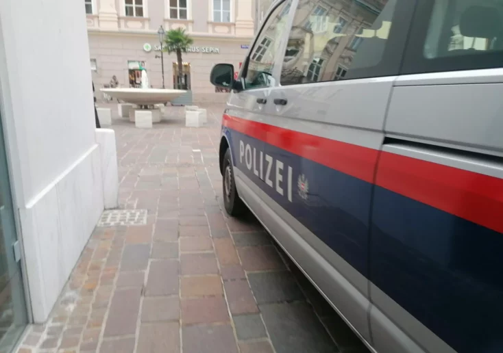 Symbolfoto zu einem Beitrag von 5min.at: Eine Klagenfurter Polizeistreife parkend