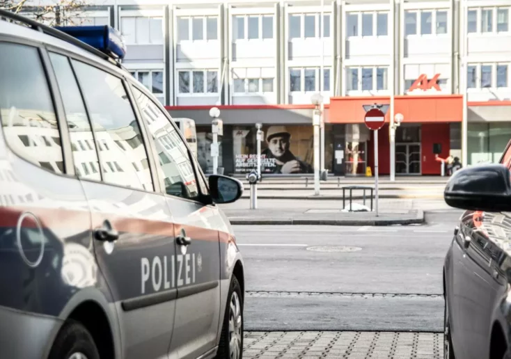 Symbolfoto zu einem Beitrag von 5min.at: Polizeistreifen parken beim Klagenfurter Hauptbahnhof