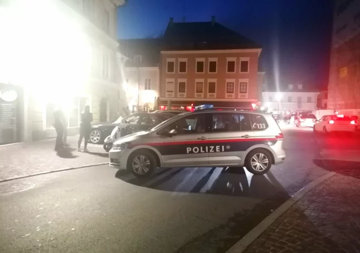 Symbolfoto zu einem Beitrag von 5min.at: Klagenfurter Polizei bei Nacht im Einsatz