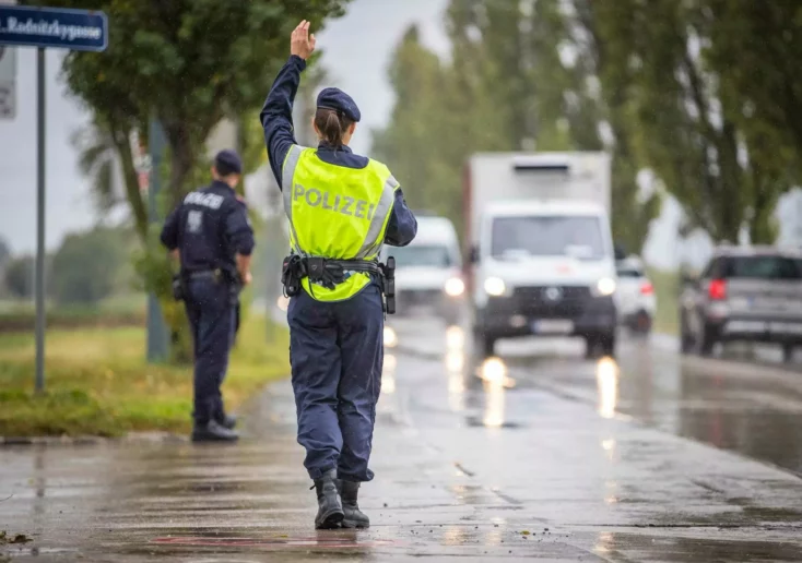 Symbolfoto zu einem Beitrag von 5min.at: Polizisten kontrollieren Autofahrer