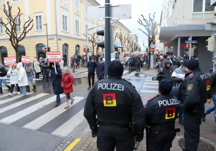 Symbolfoto zu einem Beitrag von 5min.at: Polizeibeamte bei einer Demonstration in Klagenfurt