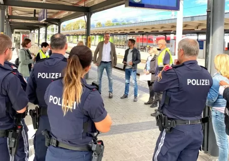 Symbolfoto von 5min.at: Polizisten, versammelt am Villacher Hauptbahnhof.