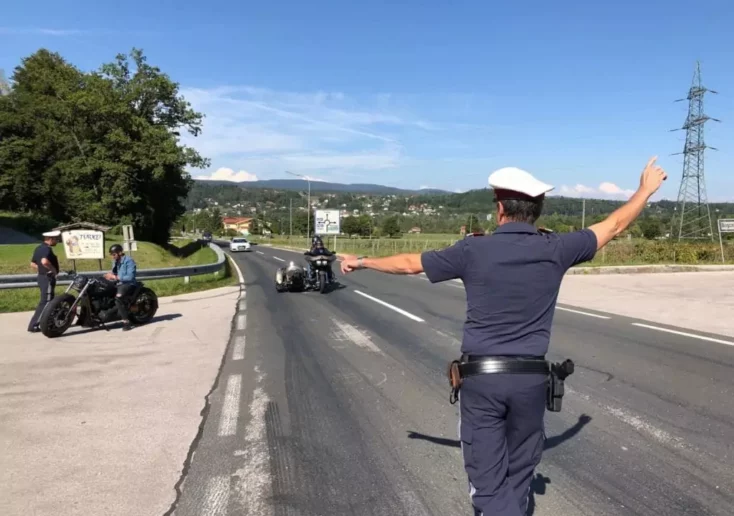 Symbolfoto von 5min.at: Polizisten halten Motorrad Fahrer an.