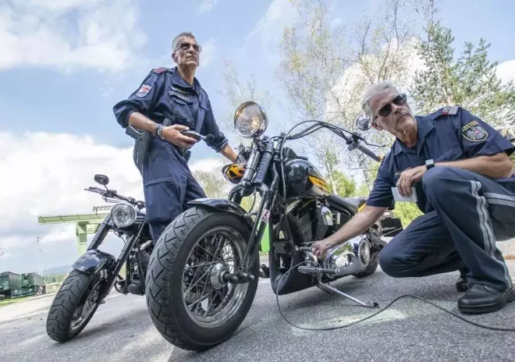 Symbolfoto von 5min.at: Polizisten überprüfen ein Motorrad auf technische Umbauten.