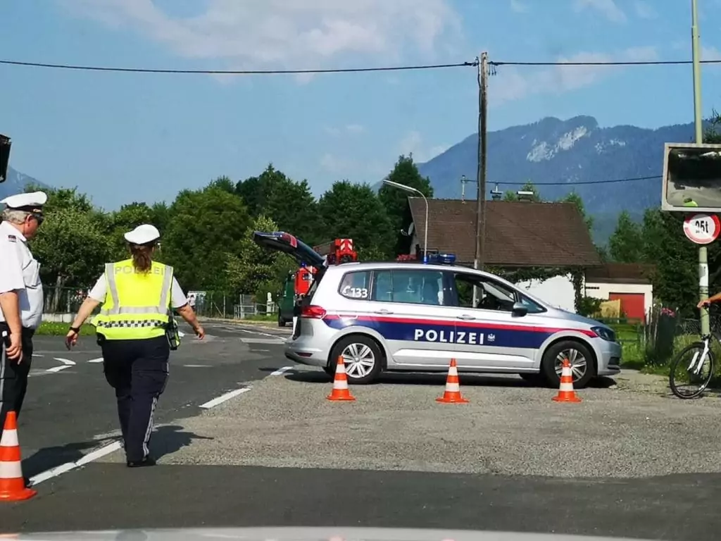 Symbolfoto von 5min.at: Polizisten sperren eine Straße.