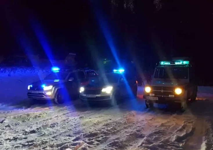 Symbolfoto von 5min.at: Polizeiautos im Winter bei Nacht im Einsatz.