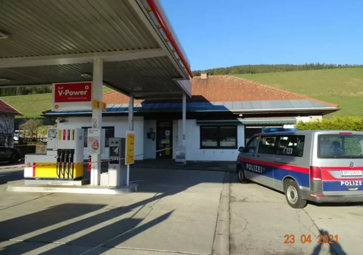 Symbolfoto von 5min.at: Polizeieinsatz bei einer Tankstelle.