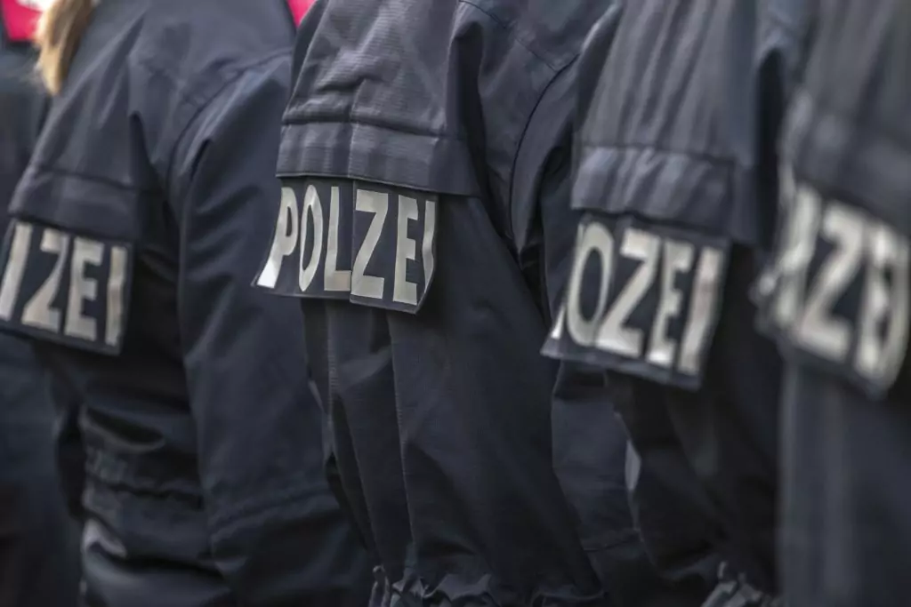 Symbolfoto von 5min.at: Nahaufnahme von vier uniformierten Polizisten.