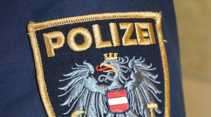 Symbolfoto von 5min.at: Symbolfoto von 5min.at: Nahaufnahme von einem Polizeiwappen an einer Uniform.