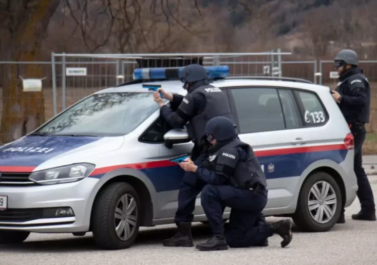 Symbolfoto von 5min.at: Bewaffnete Polizisten im Einsatz.