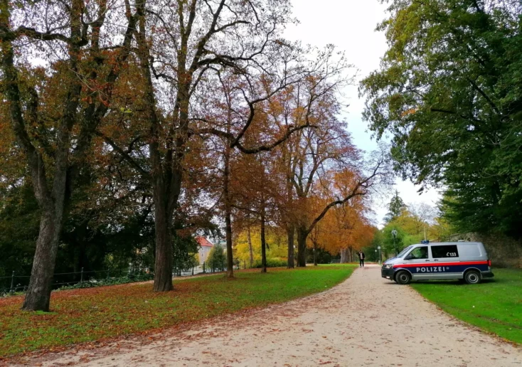 Symbolfoto zu einem Beitrag von 5min.at: Eine Klagenfurter Polizei bei einem Park