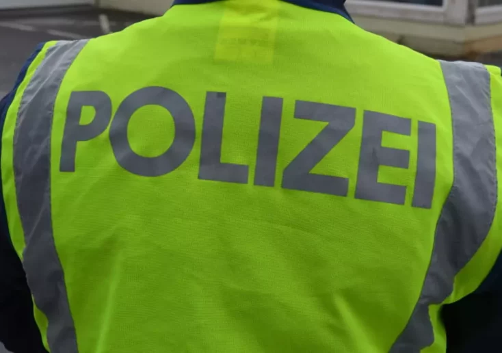 Symbolfoto von 5min.at: Polizist in Uniform und Warnweste.
