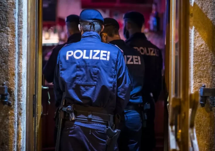 Symbolfoto von 5min.at: Polizisten gehen in ein Lokal bei Nacht.