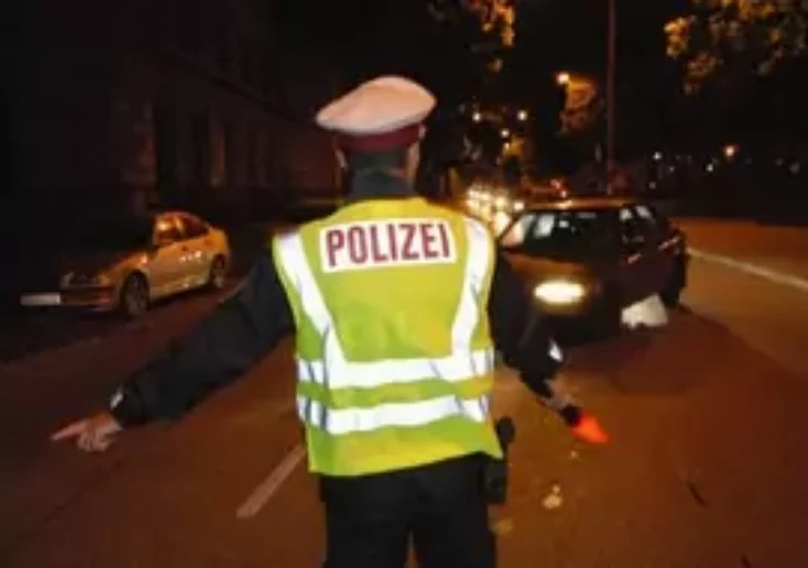 Symbolfoto von 5min.at: Polizisten bei einer Verkehrskontrolle in der Nacht.