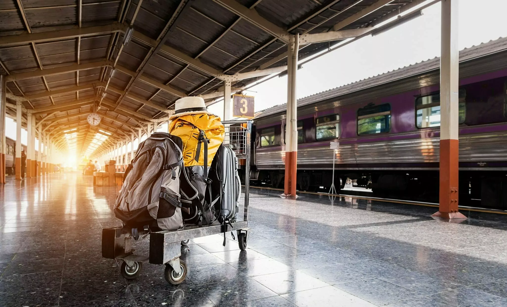 Symbolfoto zu einem Beitrag von 5min.at: Ein Koffer bei einem Bahnsteig