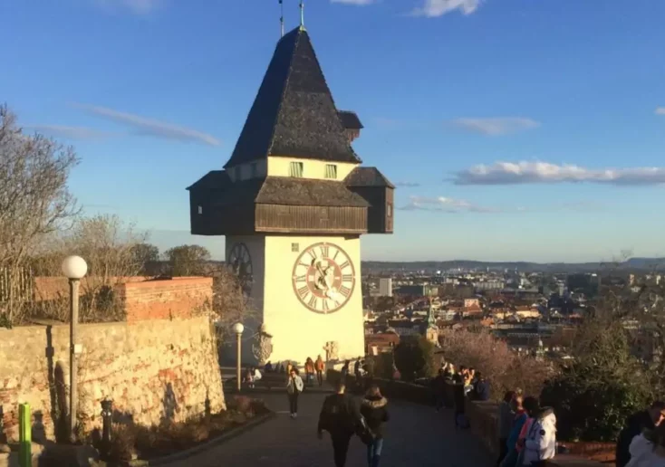 Symbolfoto von 5min.at: Schlossberg und Uhrturm in Graz