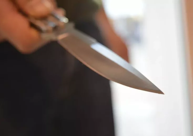 Symbolfoto von 5min.at: Mann bedroht sein Opfer mit einem Messer.