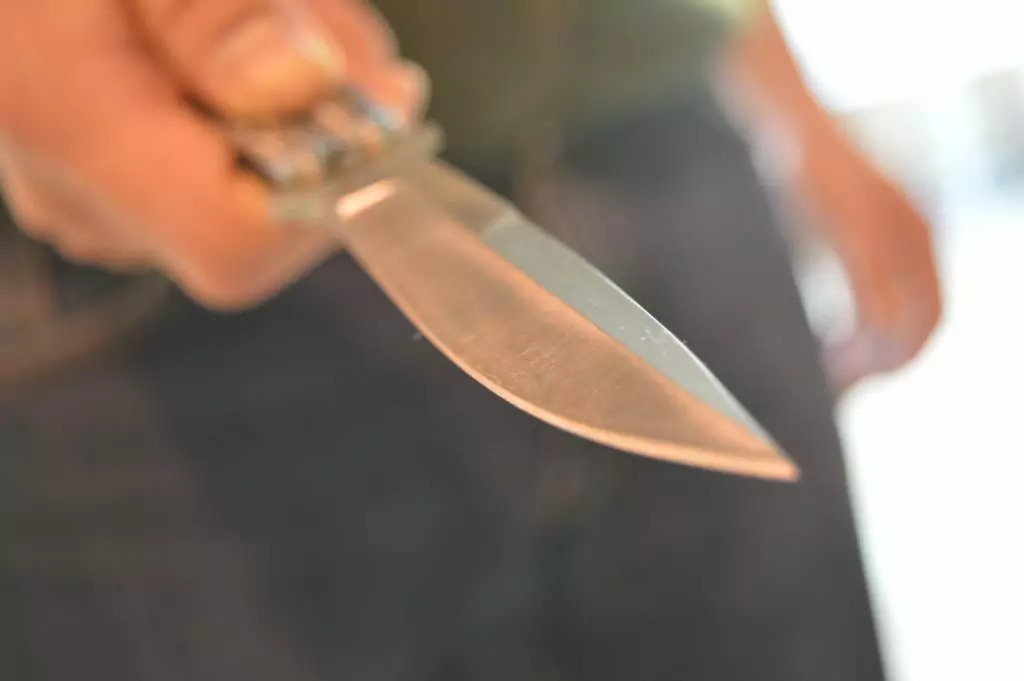 Symbolfoto von 5min.at: Mann bedroht sein Opfer mit einem Messer.