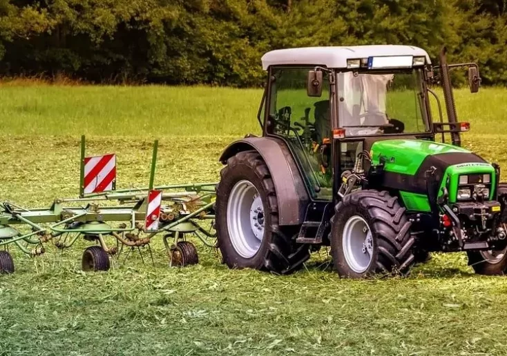 Symbolfoto von 5min.at: Traktor bei Arbeiten auf einem Feld.