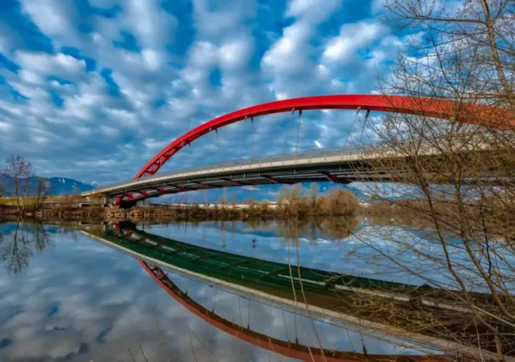 Symbolfoto zu einem Beitrag von 5min.at: Friedensbrücke im Frühling