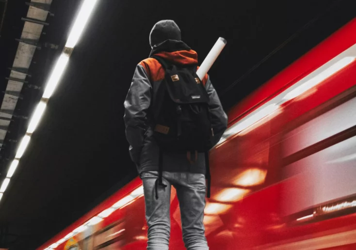 Symbolfoto zu einem Beitrag von 5min.at Ein Mann steht am Bahnsteig