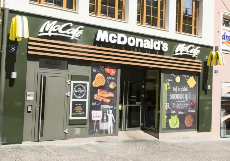 Das Bild zeigt den McDonald's Standort am Hauptplatz in Villach.