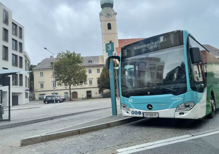 Am Bild zu sehen, ist ein Bus der Klagenfurt Mobil am Heiligengeistplatz.