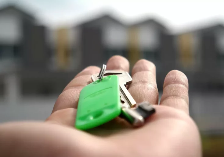 Symbolfoto von 5min.at: Person hält Wohnungsschlüssel in der Hand.