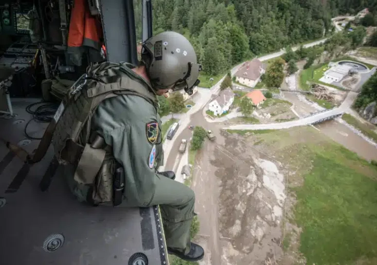 Foto auf 5min.at: Ein Soldat sitzt im Hubschrauber.