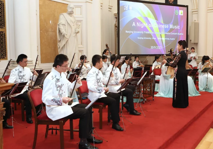 Foto auf 5min.at: Auf dem Foto ist der chinesische Chor der Universität Nanjing zu sehen, welcher beim Mondfest an der Universität gespielt hat.