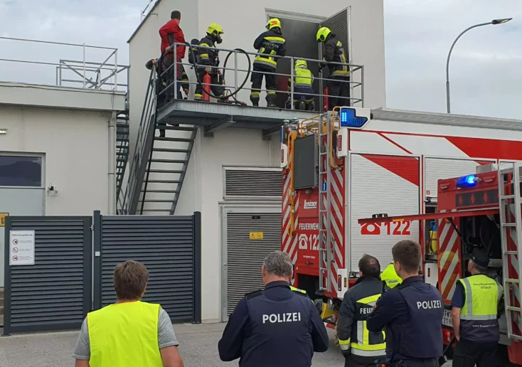 Das Foto auf 5min.at zeigt Einsatzkräfte bei einem Brand in einem Industriebetrieb in Villach.