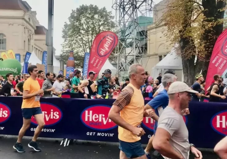 Foto auf 5min.at: Das Foto zeigt Läufer beim Graz-Marathon.