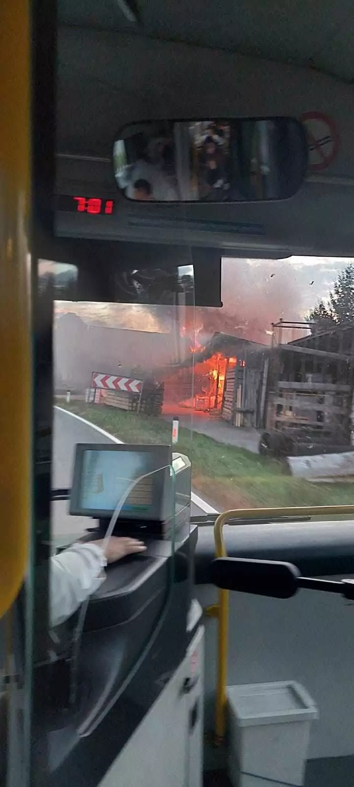 Bild in Artikel von 5min.at: Lagerhallenbrand aus dem Bus zu sehen. Man sieht Feuer und Rauch.