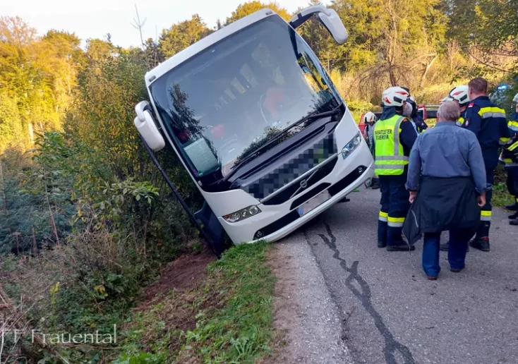 Reisebus drohte abzustürzen: 37 Fahrgäste gerettet