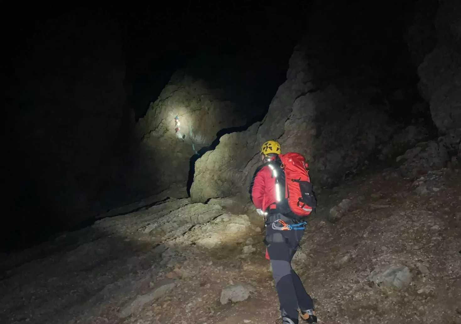Foto in Beitrag von 5min.at: Zu sehen sind mehrere Personen von der Bergrettung mit Lichtern am Weg den Berg hinauf.