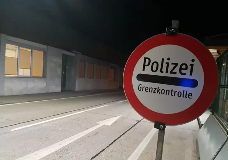 Bild von 5min.at zeigt eine Grenze zu Österreich mit dem Hinweisschild "Polizei - Grenzkontrolle".