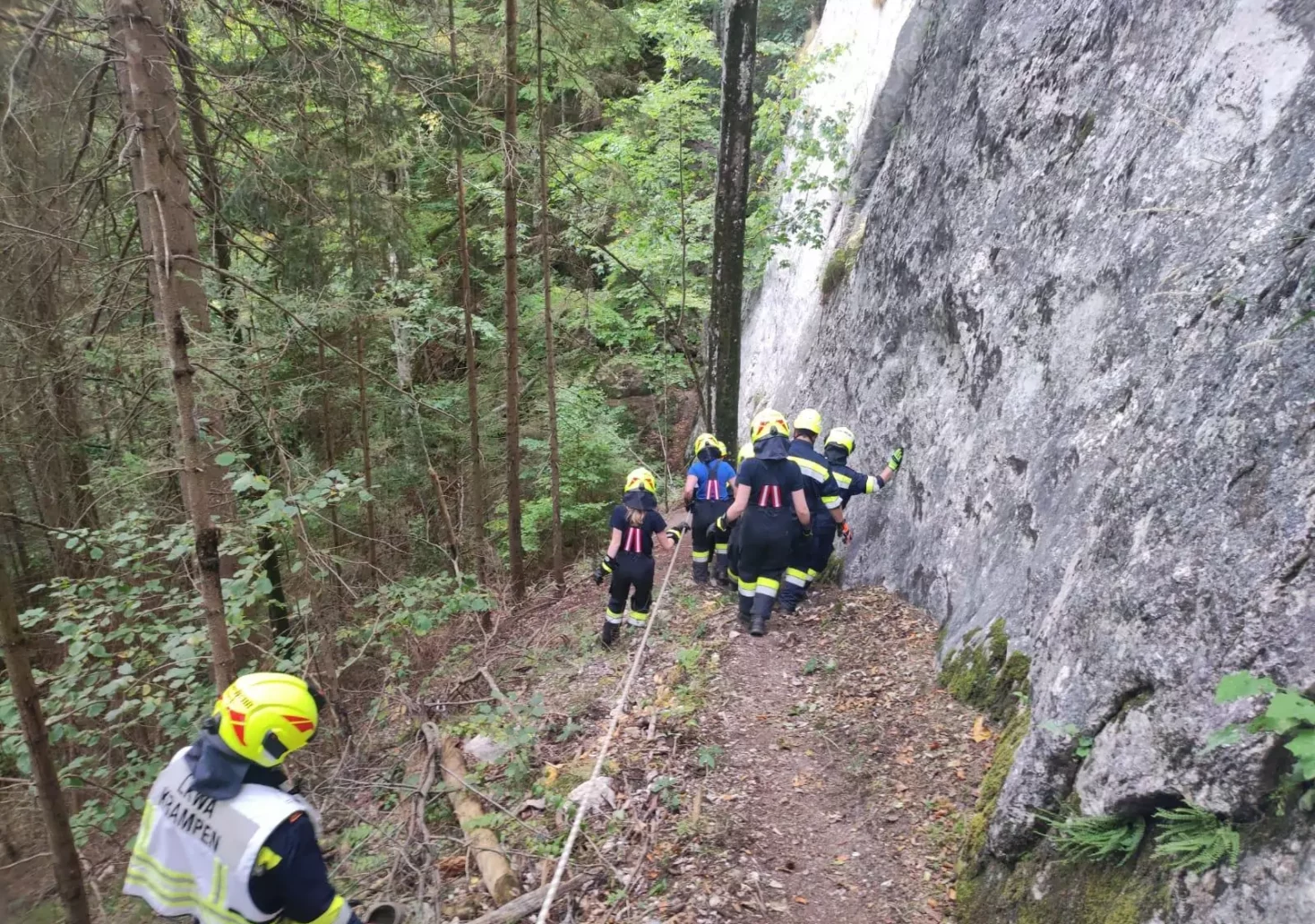 Ein Bild auf 5min.at zeigt die Feuerwehrleute bei der Abschnittssanitätsübung auf dem Klettersteig in der Krampen.