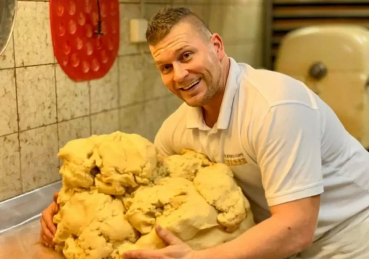 Ein Foto auf 5min.at zeigt einen Bäcker der Villacher Bäckerei Berger bei der Arbeit.