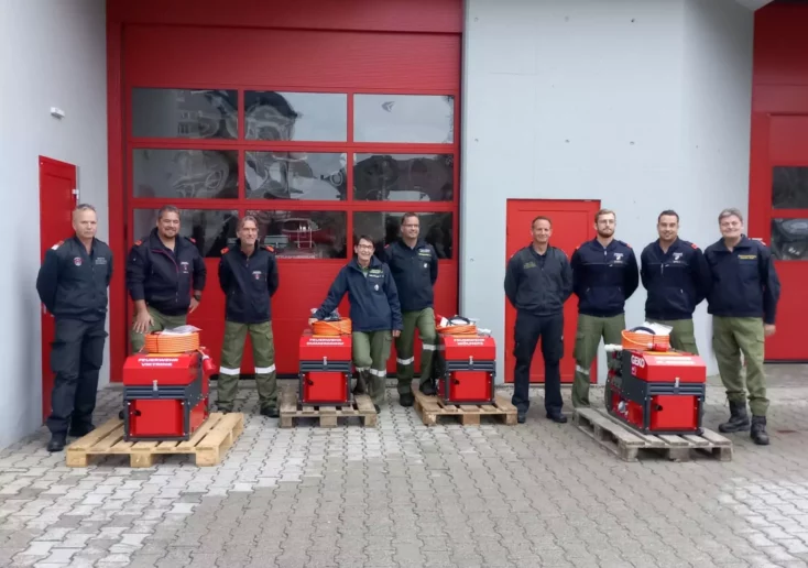 Das Bild auf 5min.at zeigt Mitglieder Freiwilliger Feuerwehren in Klagenfurt, die sich für neue Geräte bedanken.