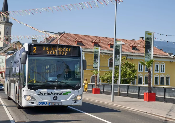 Ein Bild auf 5min.at zeigt, wie ein Bus die Stadtbrücke in Villach überquert.