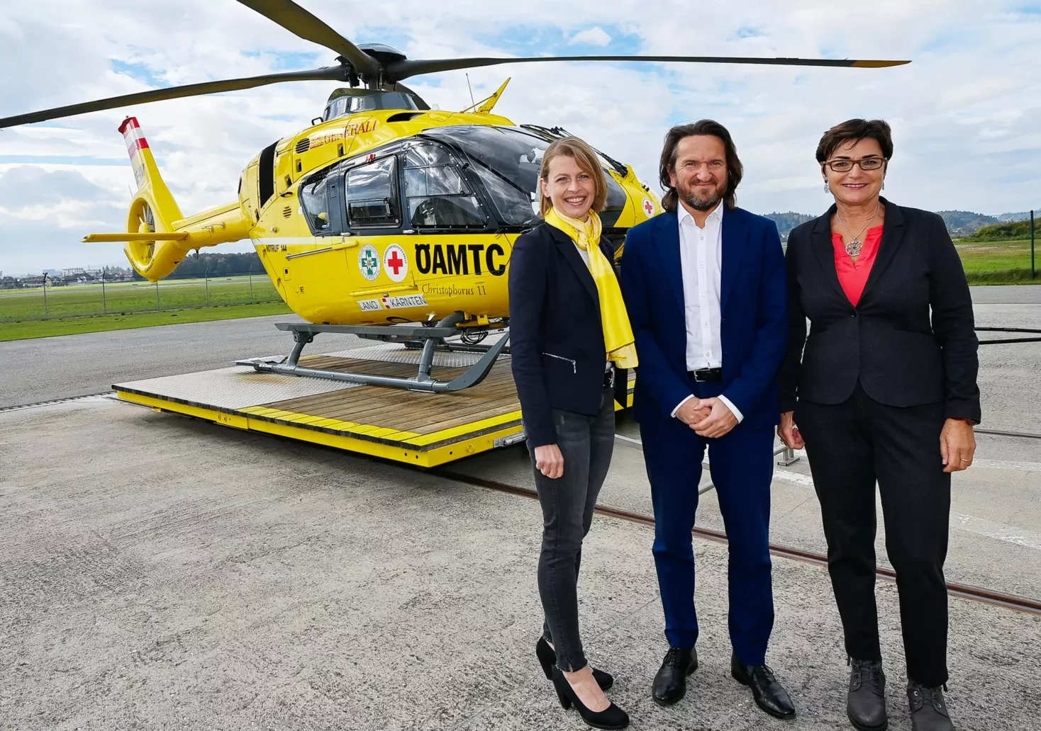 Ein Foto auf 5min.at zeigt ÖAMTC-Präsidentin Johanna Mutzl und Marco Trefanitz, Geschäftsführer der ÖAMTC-Flugrettung mit Landesrätin Beate Prettner.
