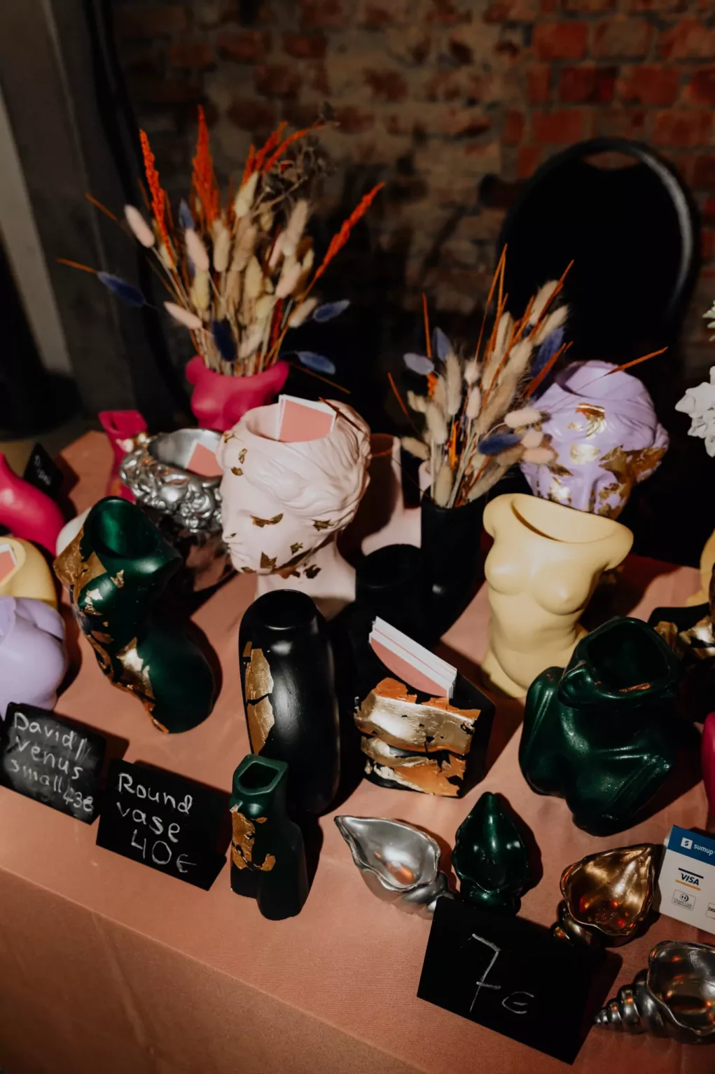 Foto auf 5min.at zeigt verschiedene kunstvolle Vasen.