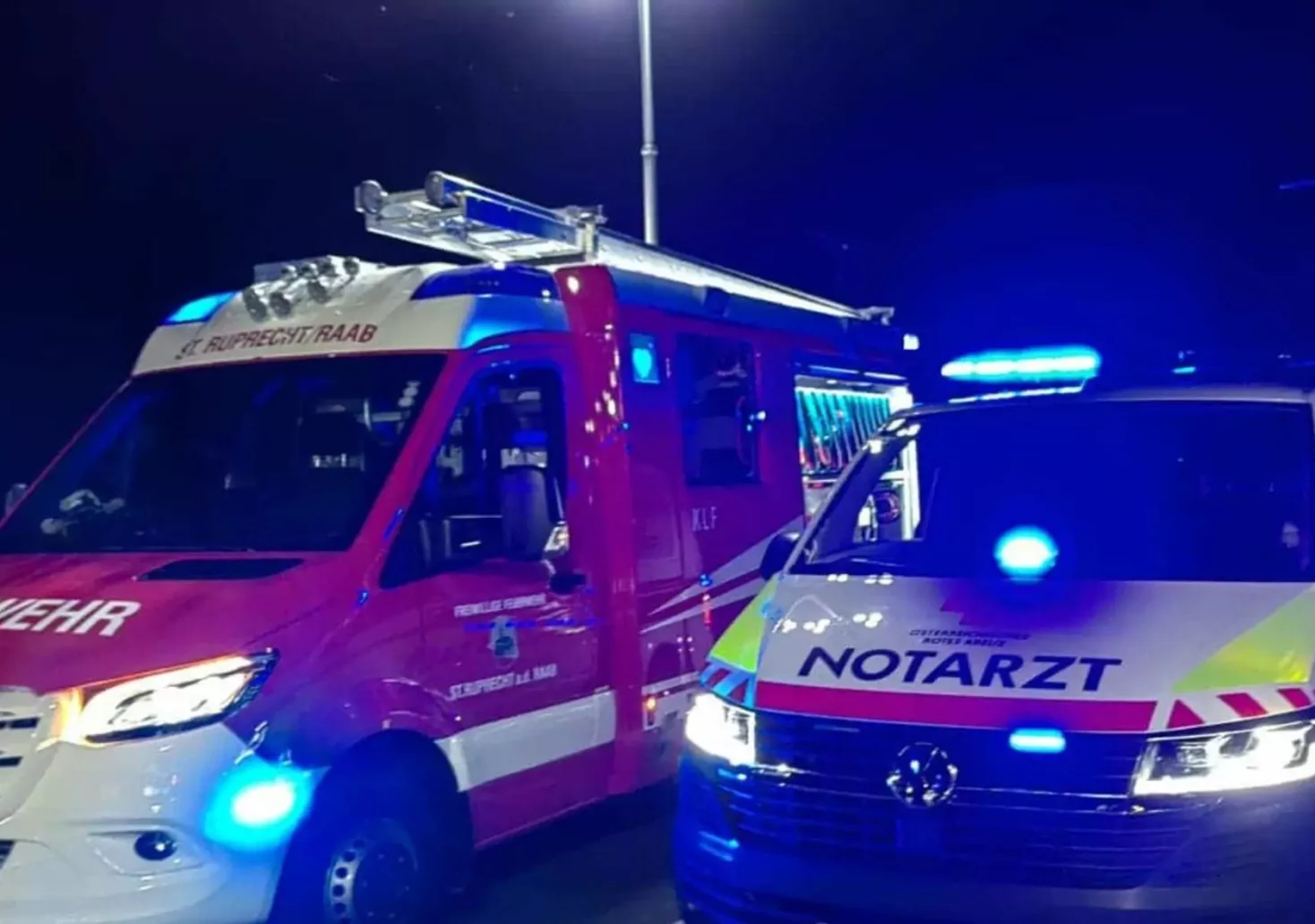 Ein Bild auf 5min.at zeigt ein Feuerwehr- und einen Notarztwagen mit Blaulicht bei Nacht.