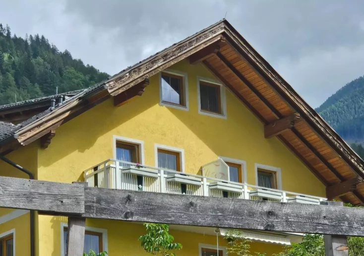 Ein Bild auf 5min.at zeigt das "Gelbe Haus" im Mölltal.